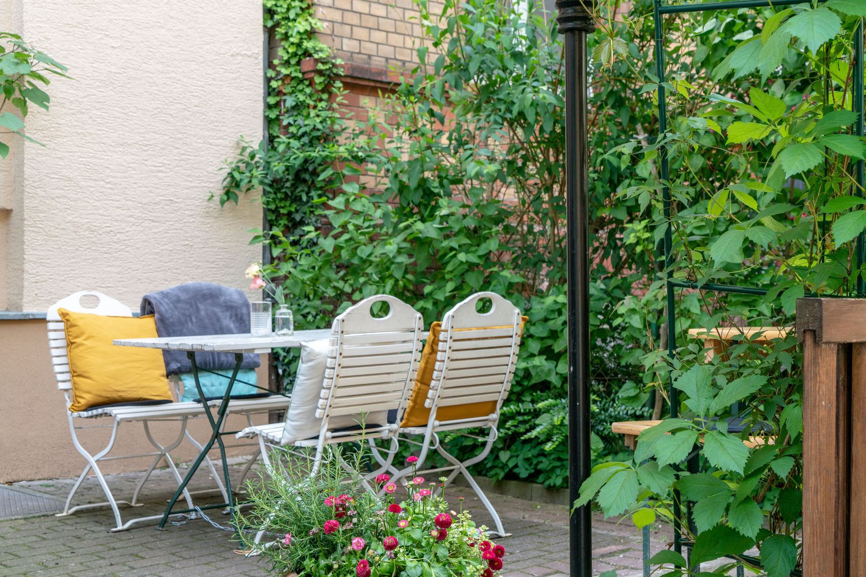 {nbase:fileProperty(propertyName: 'alternative', falId: {item})}